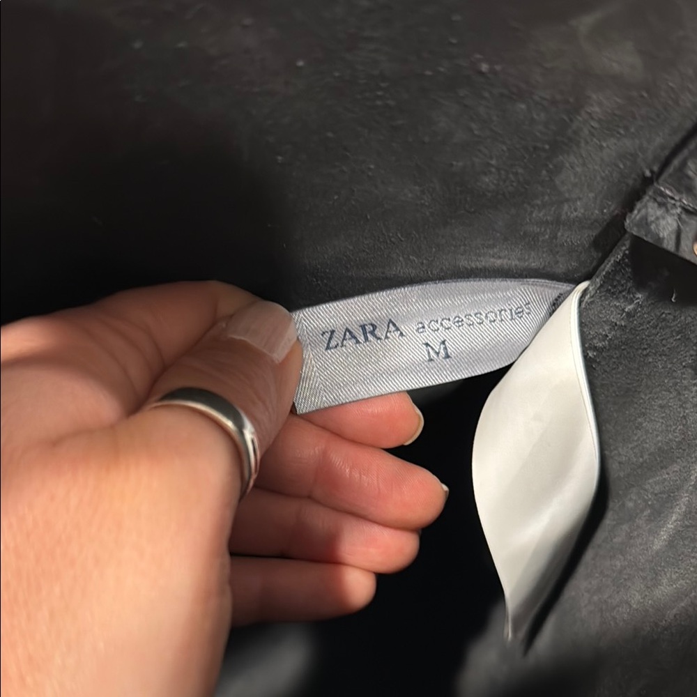 Zara Black Leather Tote Bag with Structured Design - Picture 2 of 6